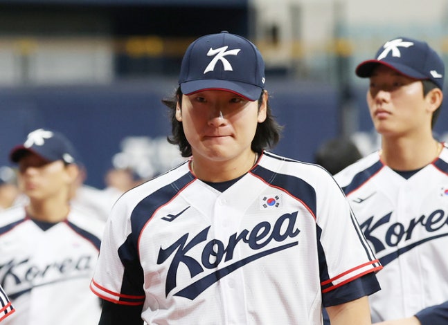2026 아시안게임에 출전하는 한국 야구 대표팀 곽빈 등 선수들이 미팅을 마치고 공식 훈련을 위해 이동하고 있다. 사진 | 고척=연합뉴스
