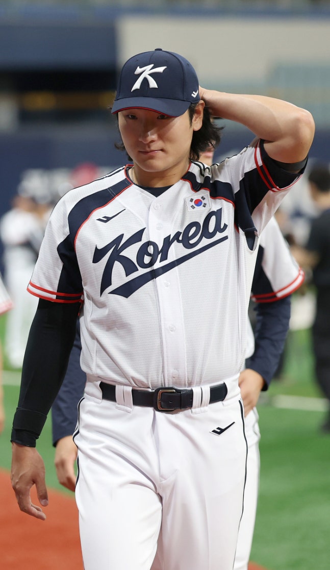 2026 아시안게임에 출전하는 한국 야구 대표팀 곽빈 등 선수들이 미팅을 마치고 공식 훈련을 위해 이동하고 있다. 사진 | 고척=연합뉴스