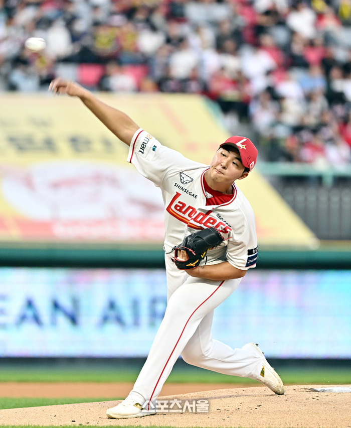 [포토]힘차게 공 뿌리는 <b>SSG</b> <b>선발</b> <b>김민준</b>