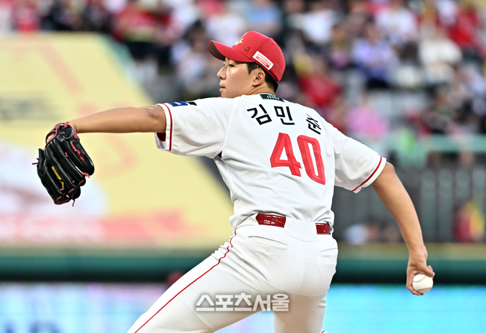 [포토]KIA전 <b>선발</b> 등판한 <b>SSG 김민준</b>