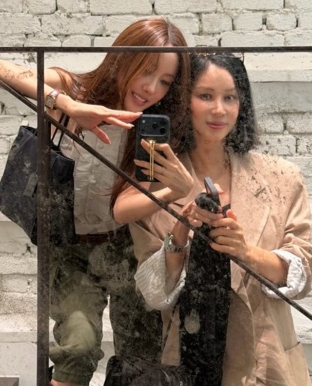 “첫 만남에 만취” <b>효민</b>·고소영, 17살 차 의외의 절친…“김치도 보내...