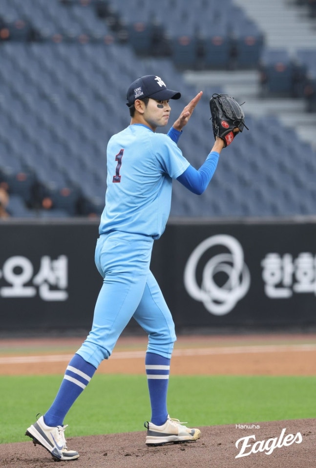 고교팀 하현승이 8일 대전 한화생명 볼파크에서 열린 제4회 한화이글스배 고교vs대학 올스타전에서 박수를 치고 있다. 사진 | 한화 이글스