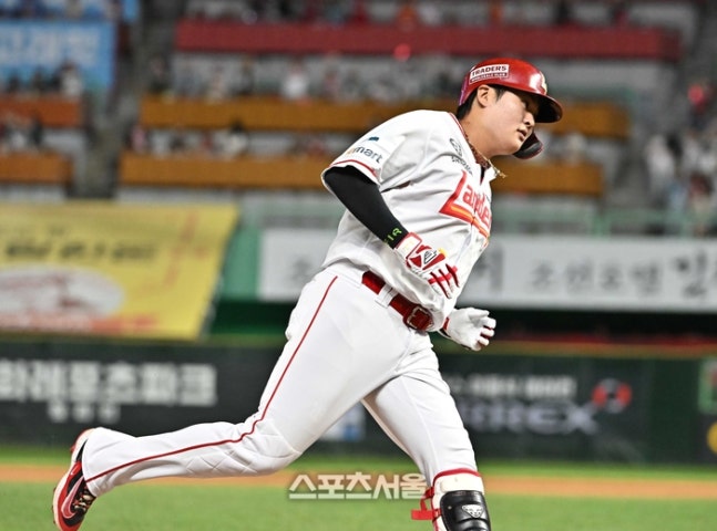 SSG 고명준이 15일 인천SSG랜더스필드에서 열린 2026 KBO리그 KIA와 경기 5회말 2사 2,3루 상황에서 KIA 조상우를 상대로 역전 3점 홈런을 날린 후 베이스를 돌고 있다. 문학 | 박진업 기자 upandup@sportsseoul.com