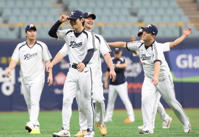 2026 아시안게임에 출전하는 한국 야구 대표팀 김도영, 노시환이 15일 고척스카이돔에서 열린 공식 훈련에서 웃으며 몸을 풀고 있다. 사진 | 고척=연합뉴스