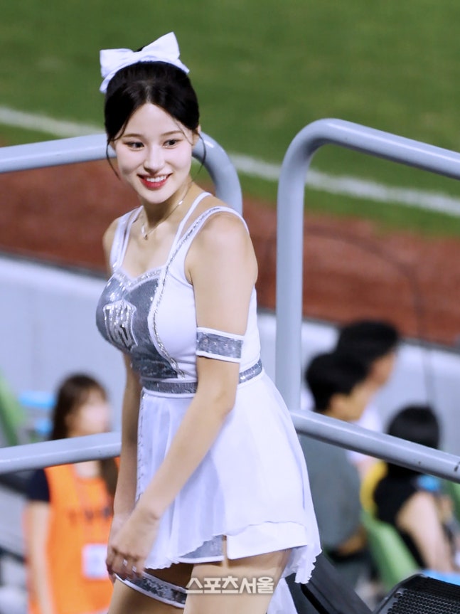 ‘뜻밖의 건망증?’ kt 이예빈 치어리더...재빠른 깨달음으로 상황 수습! [SS리플레이]