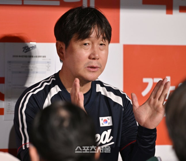 2026 아이치 나고야 아시안게임 야구대표팀 류지현 감독이 17일 고척스카이돔에서 열리는 국군체육부대와 연습경기에 앞서 기자들의 질문에 답하고 있다. 고척 | 최승섭기자 thunder@sportsseoul.com
