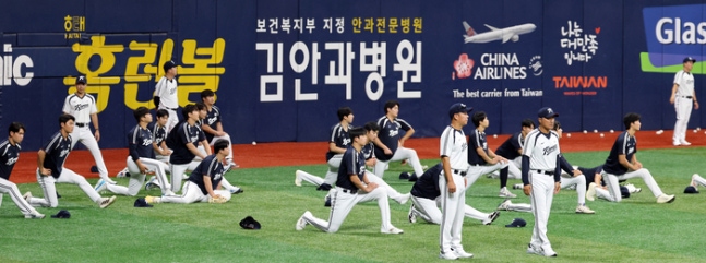 야구대표팀 선수들이 16일 고척스카이돔에서 열린 2026 아이치·나고야 아시안게임 공식 훈련에서 몸을 풀고 있다. 사진 | 고척=연합뉴스