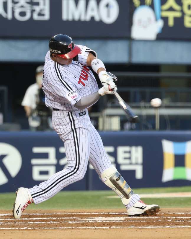 LG 이재원이 19일 잠실구장에서 열린 2026 KBO리그 정규시즌 한화와 경기에서 홈런을 터뜨리고 있다. 사진 | LG 트윈스