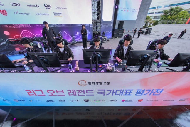 대한민국 LoL 국가대표팀이 19일 부산 영화의전당에서 열린 미국과의 평가전을 준비하고 있다. 사진 | 한국e스포츠협회