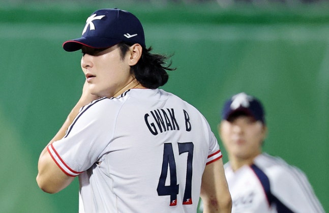 야구대표팀 곽빈이 21일 일본 아이치현 오카자키 중앙종합공원야구장에서 열린 2026 아이치·나고야 아시안게임 야구 B조 조별리그 1차전 대만과 경기 5회초를 마치고 더그아웃으로 들어오고 있다. 사진 | 오카자키=연합뉴스