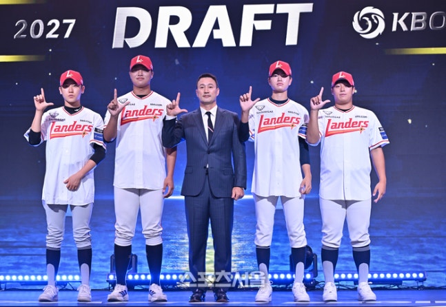21일 서울 잠실 롯데호텔 월드에서 열린 2027 KBO 신인드래프트에서 SSG에 지명된 선수들이 김재현 단장과 포즈를 취하고 있다. 사진 | 최승섭 기자 thunder@sportsseoul.com