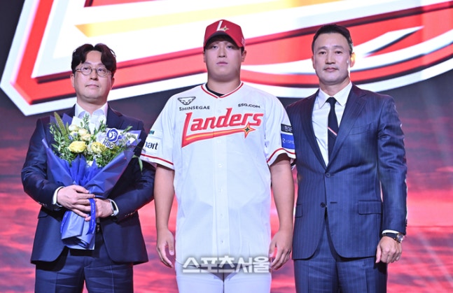 마산고 이윤성이 21일 서울 잠실 롯데호텔 월드에서 열린 2027 KBO 신인드래프트에서 SSG에 지명된 후 포즈를 취하고 있다. 사진 | 최승섭 기자 thunder@sportsseoul.com