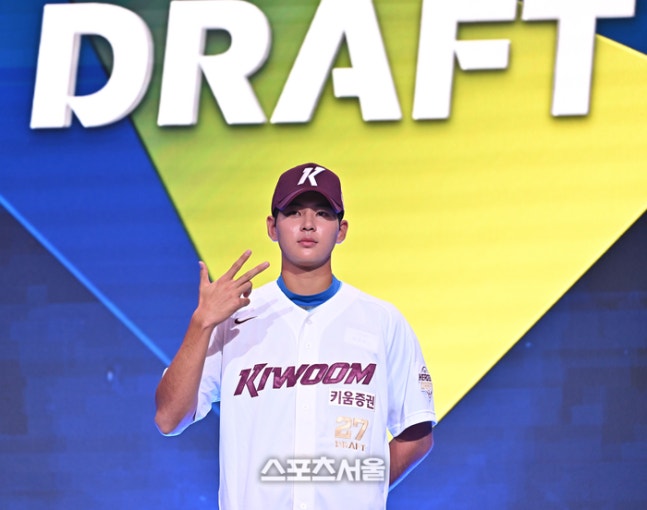 부산고 하현승이 21일 서울 잠실 롯데호텔 월드에서 열린 2027 KBO 신인드래프트에서 키움에 지명된 후 포즈를 취하고 있다. 사진 | 최승섭 기자 thunder@sportsseoul.com