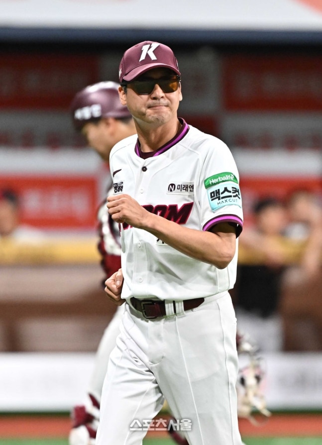 키움 설종진 감독이 12일 서울 고척스카이돔에서 열린 2026 KBO리그 LG전 9회초 2사 2루 상황에서 마운드에 올라가 선수들을 격려한 뒤 더그아웃으로 돌아가고 있다. 고척 | 박진업 기자 upandup@sportsseoul.com