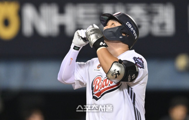 두산 양석환이 16일 서울 잠실구장에서 열린 2026 KBO리그 삼성전 4회말 1사 좌월홈런을 날린 후 세리머니를 하고 있다. 잠실 | 최승섭 기자 thunder@sportsseoul.com