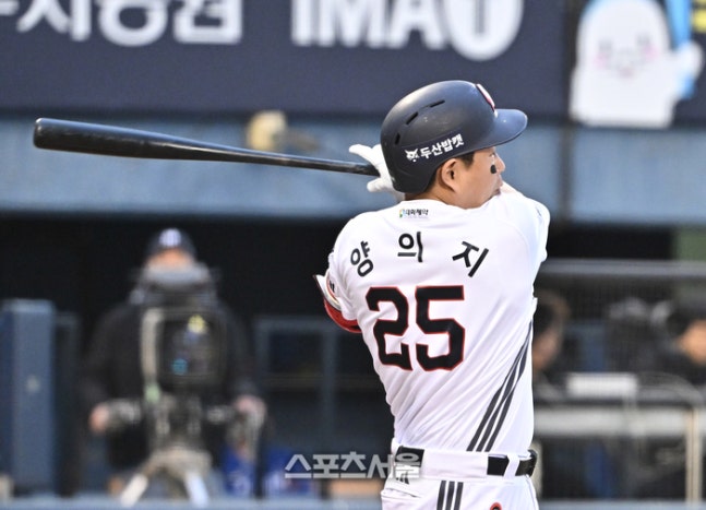 두산 양의지가 28일 서울 잠실구장에서 열린 2026 KBO리그 삼성전 1회말 2사 1루 상황에서 삼성 후라도를 상대로 안타를 치고 있다. 잠실 | 박진업 기자 upandup@sportsseoul.com