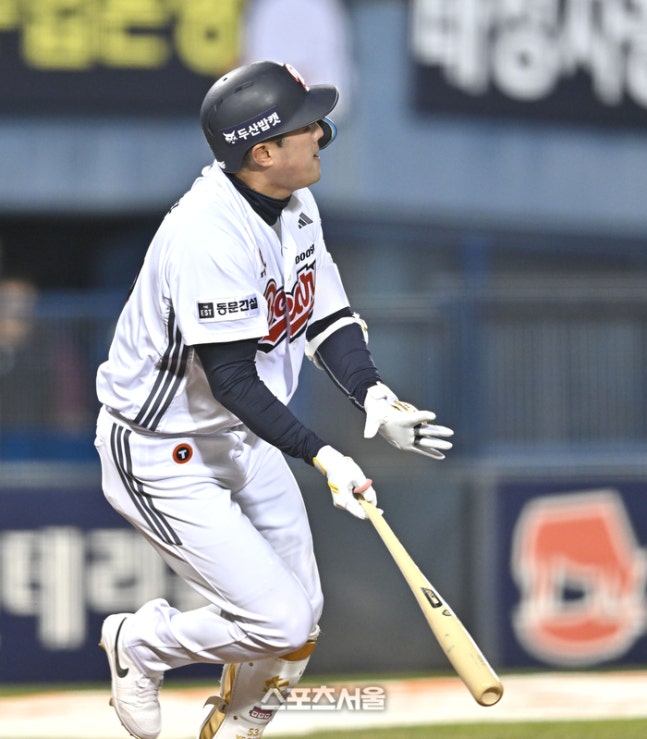 두산 양석환이 7일 서울 잠실구장에서 열린 2026 KBO리그 키움전 4회말 1사만루 희생타를 친 후 타구를 바라보고 있다. 잠실 | 최승섭 기자 thunder@sportsseoul.com