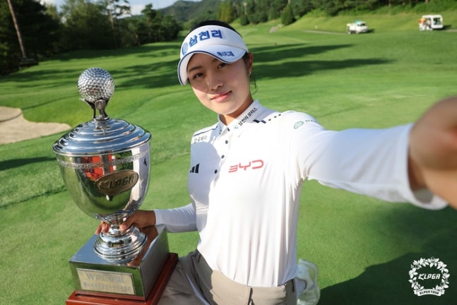 서교림이 23일 포천힐스CC에서 열린 ‘제48회 KLPGA 챔피언십’에서 생애 첫 메이저 챔피언이자 2주연속 우승으로 통산 4승째를 따낸 뒤 트로피를 들고 포즈를 취하고 있다. 사진 | KLPGA