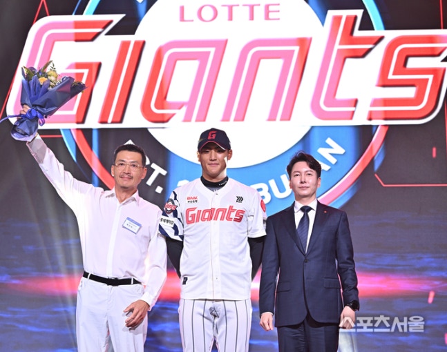 서울 디자인고 박근서가 2027 KBO 신인드래프트에서 롯데에 지명된 후, 탤런트 출신 부친과 롯데 박준혁 단장이 함께 사진찍고 있다. 2026. 9. 21. 최승섭기자 thunder@sportsseoul.com