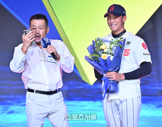 서울 디자인고 박근서의 부친이 라밤바를 부르고 있다. 2026. 9. 21. 최승섭기자 thunder@sportsseoul.com