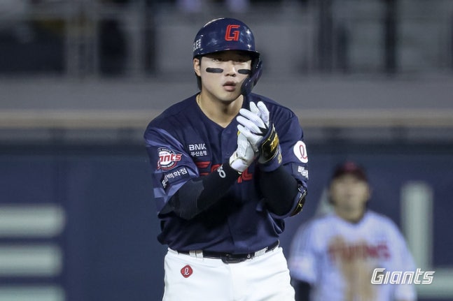 롯데 손성빈이 24일 서울 고척스카이돔에서 열린 2026 KBO리그 LG전에서 역전 적시타를 날린 뒤 박수를 치고 있다. 사진 | 롯데 자이언츠