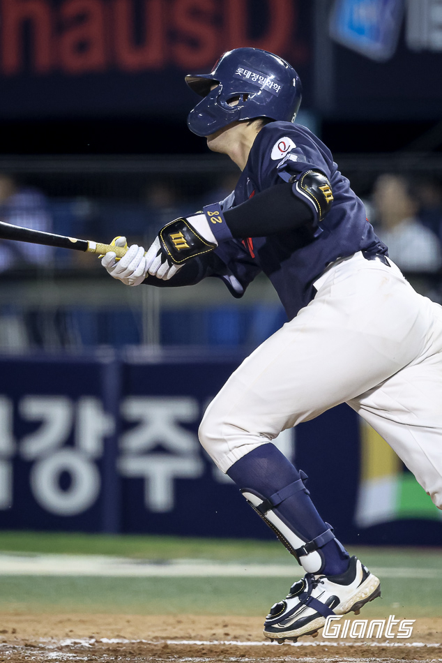 롯데 손성빈이 24일 서울 잠실구장에서 열린 2026 KBO리그 LG전에서 타격하고 있다. 사진 | 롯데 자이언츠