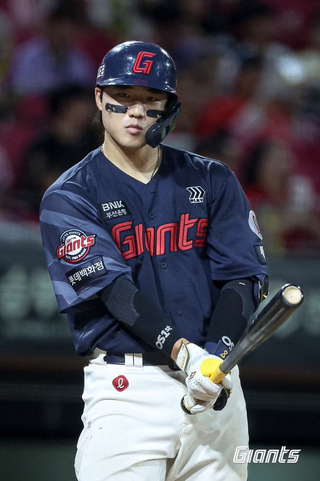 롯데 손성빈이 25일 광주-기아 챔피언스 필드에서 열린 2026 KBO리그 KIA전에서 타석에 들어서고 있다. 사진 | 롯데 자이언츠