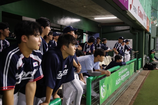 야구대푵팀 선수들이 25일 일본 아이치현 도요하시 시민구장에서 열린 2026 아이치·나고야 아시안게임 야구 슈퍼라운드 일본전을 어두운 표정으로 지켜보고 있다. 사진 | 도요하시=연합뉴스