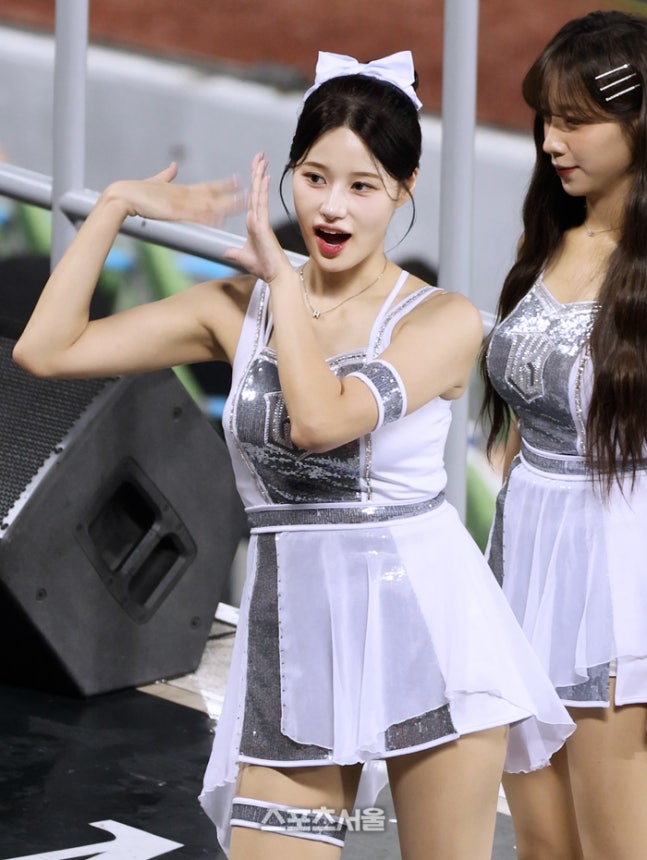 이예빈 치어, 걸그룹 센터 이미지 팍팍...포스트시즌 끝까지 응원 확실시, 왜? kt라서.. [SS리플레이]