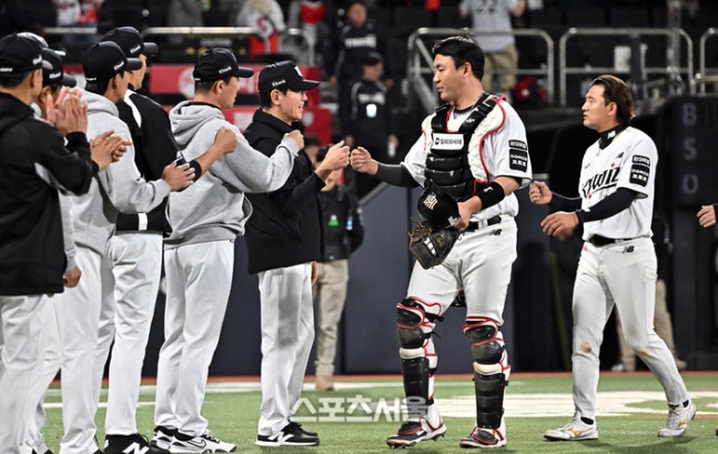 KT 이강철 감독(가운데)이 23일 수원케이티위즈파크에서 열린 2026 KBO리그 KIA전에서 8-3으로 승리하며 3연승을 기록한 뒤 장성우·김상수와 하이파이브를 나누고 있다. 수원 | 박진업 기자 upandup@sportsseoul.com
