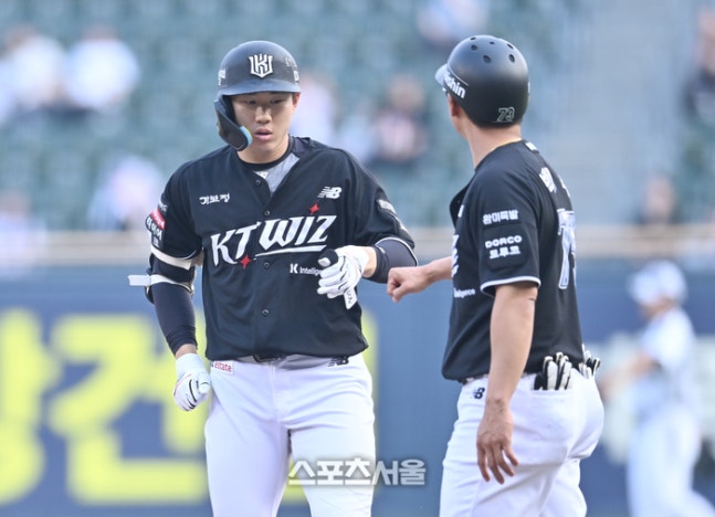KT 최원준이 17일 서울 잠실구장에서 열린 2026 KBO리그 두산전 1회초 우전안타를 친 후 박경수 코치와 하이파이브를 하고 있다. 잠실 | 최승섭 기자 thunder@sportsseoul.com