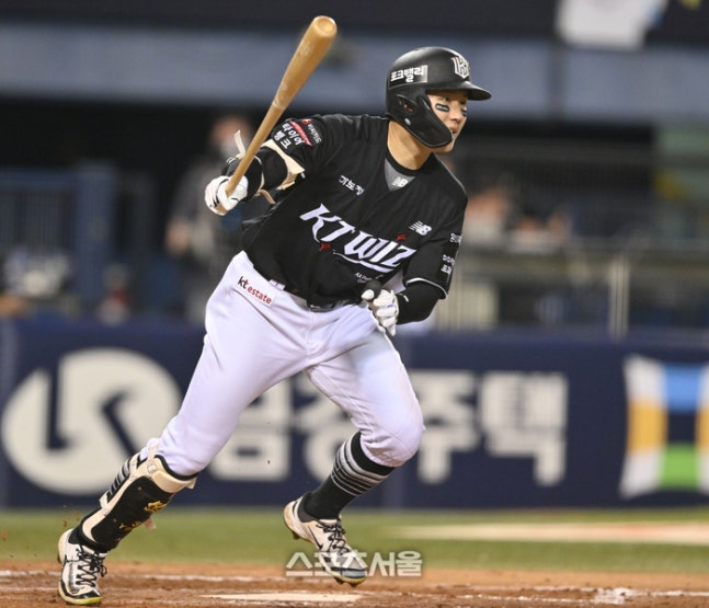KT 최원준이 18일 서울 잠실구장에서 열린 2026 KBO리그 LG전 5회초 2사 파울을 치고 있다. 잠실 | 최승섭 기자 thunder@sportsseoul.com