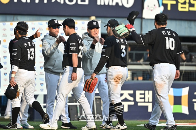 KT 이강철 감독(가운데)이 29일 서울 잠실구장에서 열린 2026 KBO 리그 LG전에서 6-5로 승리하며 개막 2연승을 거둔 뒤 선수들과 하이파이브를 하고 있다. 잠실 | 박진업 기자 upandup@sportsseoul.com