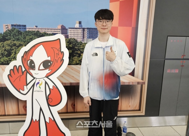 LoL 대표팀 ‘페이커’ 이상혁이 26일 일본 아이치현 도코나메시 나고야 중부국제공항을 통해 입국한 후 스포츠서울과 인터뷰를 마치고 포즈를 취하고 있다. 도코나메 | 강윤식 기자 skywalker@sportsseoul.com