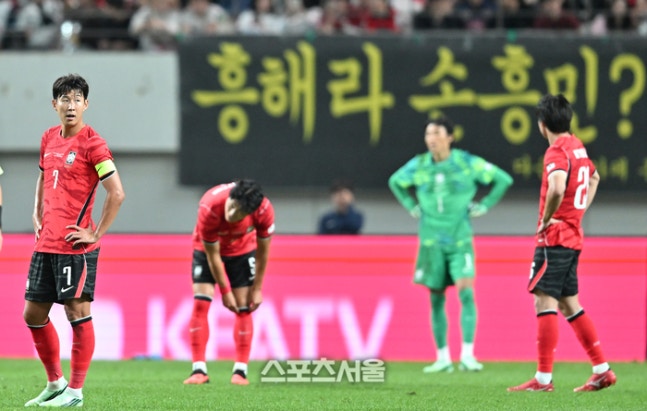 손흥민이 28일 서울월드컵경기장에서 열린 우루과이와의 A매치 평가전에서 네 번째 골을 허용한 후 허탈해하고 있다. 2026. 9. 28. 상암 | 최승섭기자 thunder@sportsseoul.com