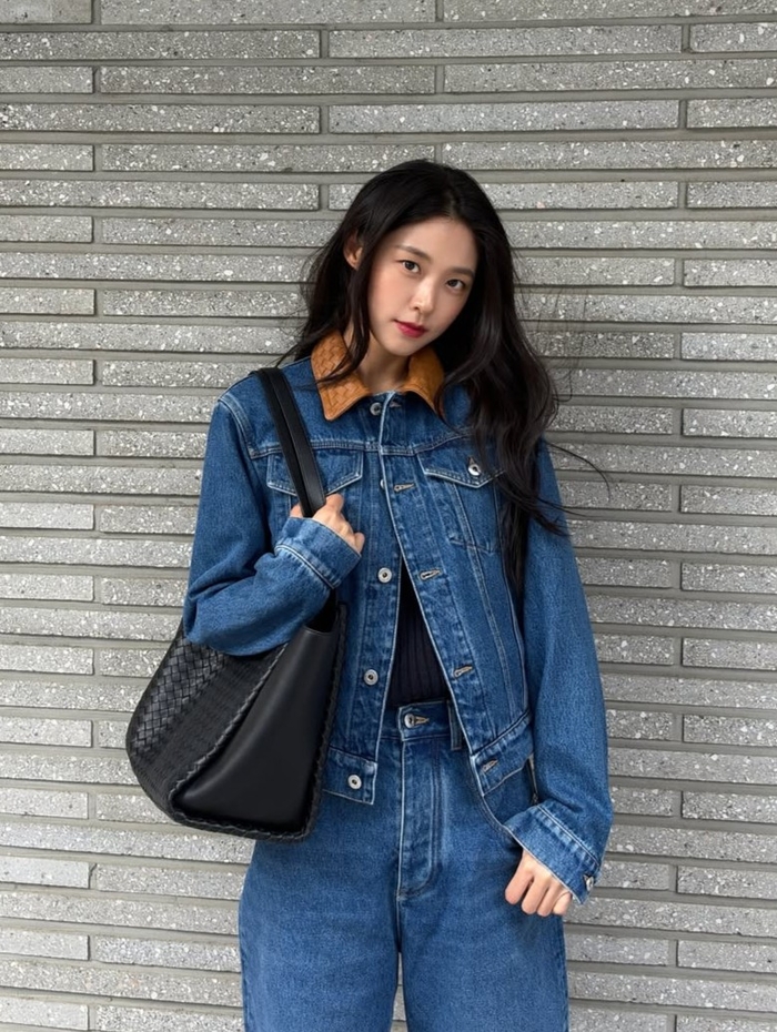 “나 가을 좋아하네”…<b>설현</b>, ‘<b>청청 패션</b>’ 완벽 소화한 가을 여신