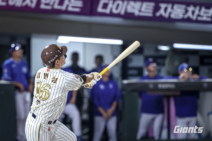 <b>롯데</b>, 9일 LG전서 <b>김민성 은퇴식</b> 연다…“시작과 끝 모두 <b>롯데</b>라서 뜻깊...
