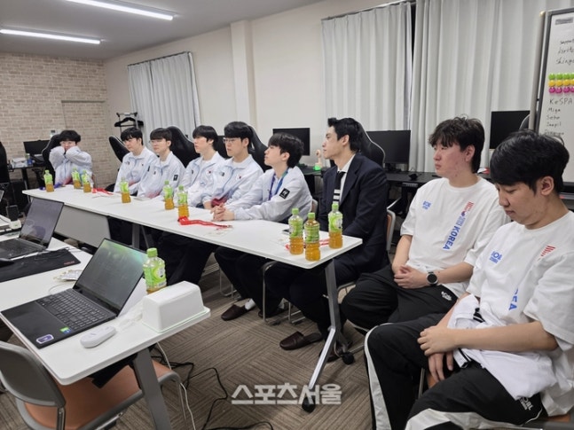 LoL 대표팀이 2일 2026 아이치·나고야 아시안게임 금메달 획득 후 취재진과 만나 인터뷰를 진행하고 있다. 사진 | 공동취재단