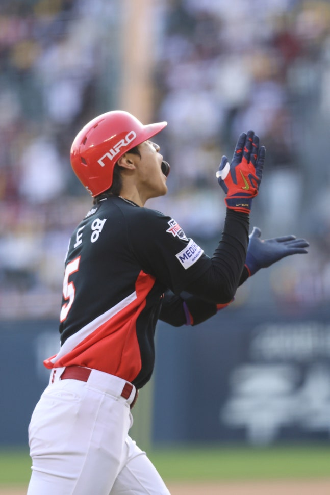 KIA 김도영이 5일 서울 잠실구장에서 열린 2026 KBO리그 LG전에서 역전 스리런 홈런을 날린 뒤 베이스를 돌며 박수를 치고 있다. 사진 | KIA 타이거즈