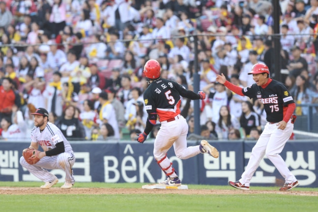 KIA 김도영이 5일 서울 잠실구장에서 열린 2026 KBO리그 LG전에서 역전 스리런 홈런을 날린 뒤 베이스를 돌며 코치와 하이파이브를 하고 있다. 사진 | KIA 타이거즈