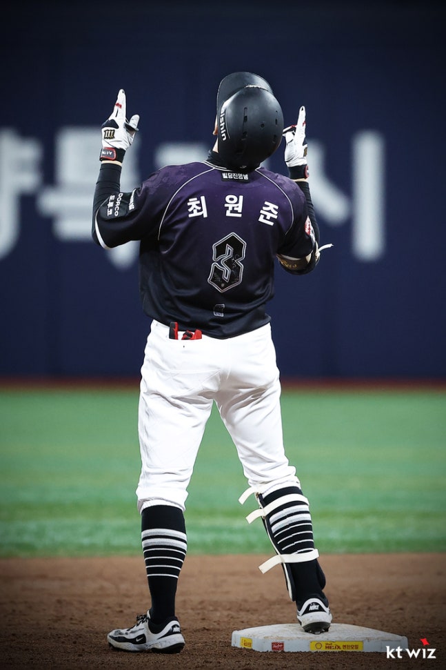 KT 최원준이 6일 서울 고척스카이돔에서 열린 2026 KBO리그 키움전에서 2루타를 날린 뒤 하늘을 바라보며 기뻐하고 있다. 사진 | KT 위즈