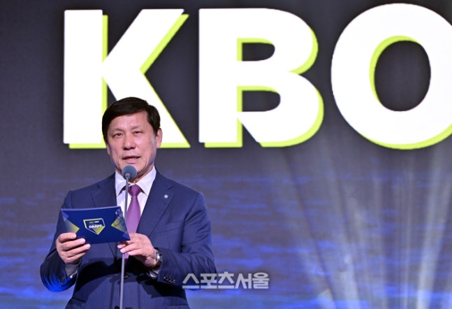 허구연 KBO총재가 21일 서울 잠실 롯데호텔 월드에서 열린 2027 KBO 신인드래프트에서 인사말을 하고 있다. 사진 | 최승섭기자 thunder@sportsseoul.com
