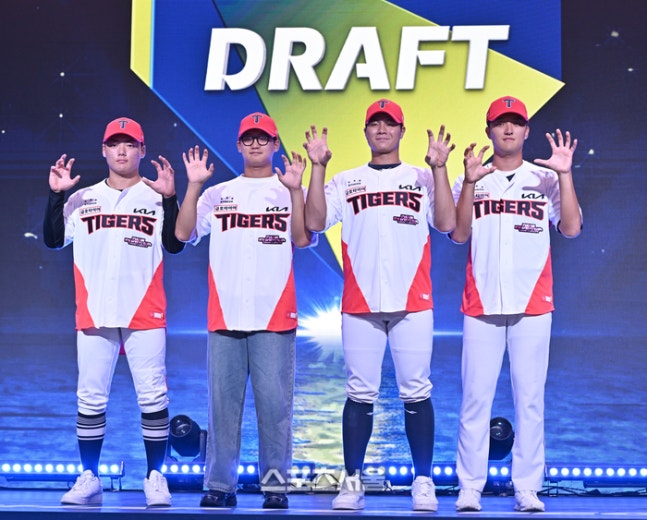 21일 서울 잠실 롯데호텔 월드에서 열린 2027 KBO 신인드래프트에서 SSG에 지명된 선수들이 포즈를 취하고 있다. 최승섭기자 thunder@sportsseoul.com