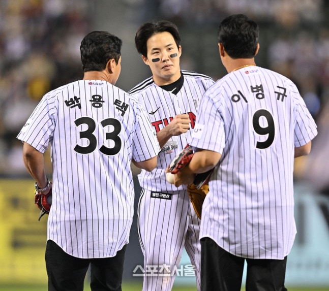 LG 선발투수 임찬규가 7일 서울 잠실구장에서 열린 2026 KBO리그 두산전에 앞서 시구자인 박용택, 이병규와 인사를 하고 있다. 잠실 | 최승섭기자 thunder@sportsseoul.com