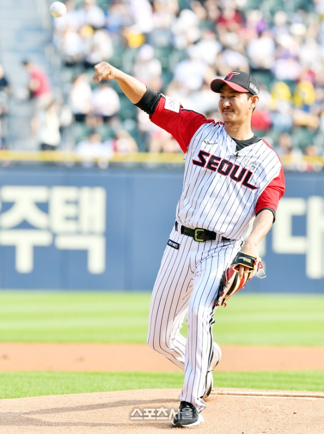 은퇴 2년만에 공식은퇴식을 치르게 된 LG 박용택이 3일 잠실구장에서 열린 2022 KBO리그 롯데와 경기에서 시구하고 있다. 사진 | 스포츠서울DB
