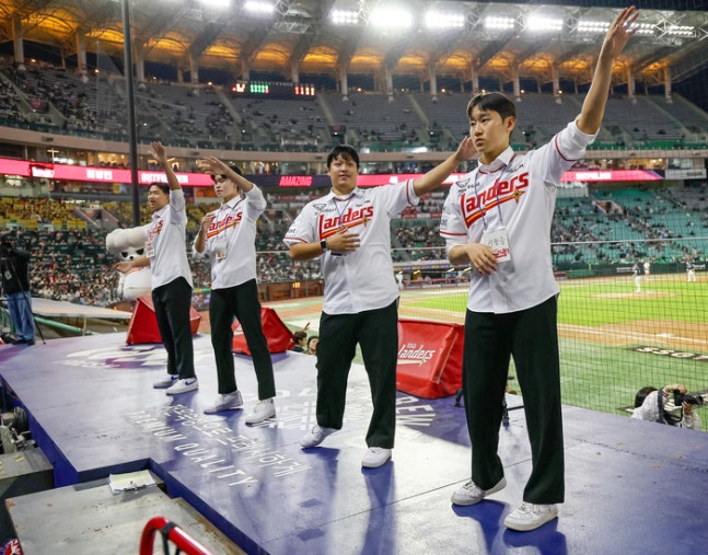 SSG가 7일 인천SSG랜더스필드에서 열린 2026 KBO리그 NC전에서 2027 신인 선수 11명과 함께하는 ‘하이 루키 데이’ 행사를 개최했다. 사진 | SSG 랜더스