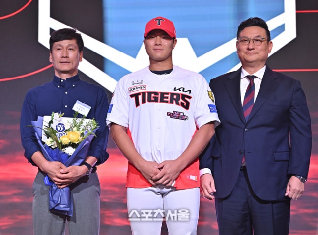 경남고 이호민이 21일 서울 잠실 롯데호텔 월드에서 열린 2027 KBO 신인드래프트에서 KIA에 지명된 후 포즈를 취하고 있다. 최승섭기자 thunder@sportsseoul.com