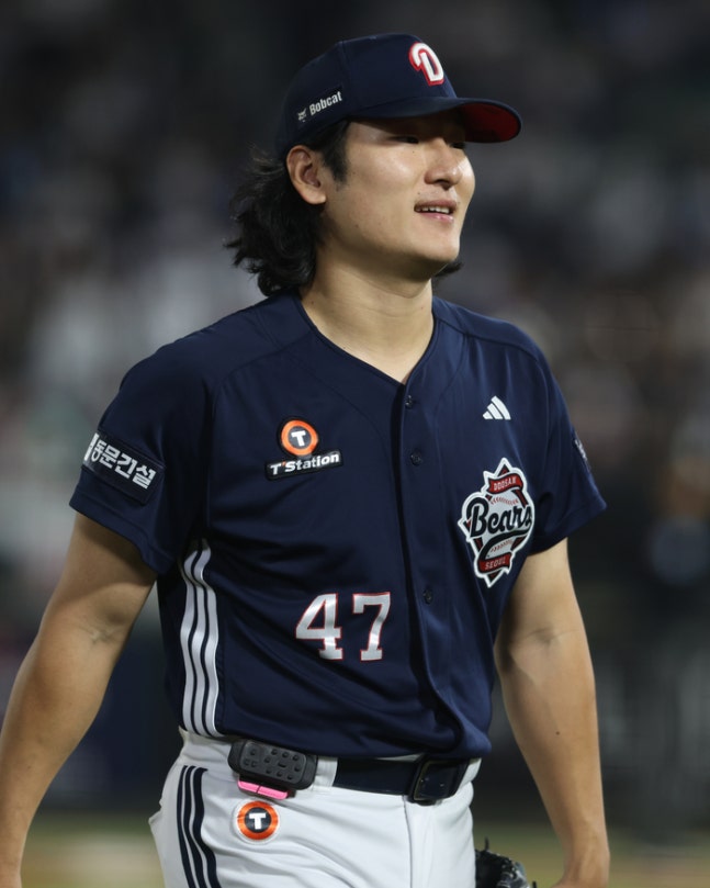 두산 곽빈이 6일 부산 사직구장에서 열린 2026 KBO리그 정규시즌 롯데전에 선발 등판해 이닝을 마친 후 더그아웃으로 들어가고 있다. 사진 | 두산 베어스