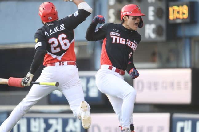 KIA 김도영(오른쪽)이 5일 서울 잠실구장에서 열린 2026 KBO리그 LG전에서 역전 스리런 홈런을 쏘아 올린 뒤 해럴드 카스트로와 기뻐하고 있다. 사진 | KIA 타이거즈