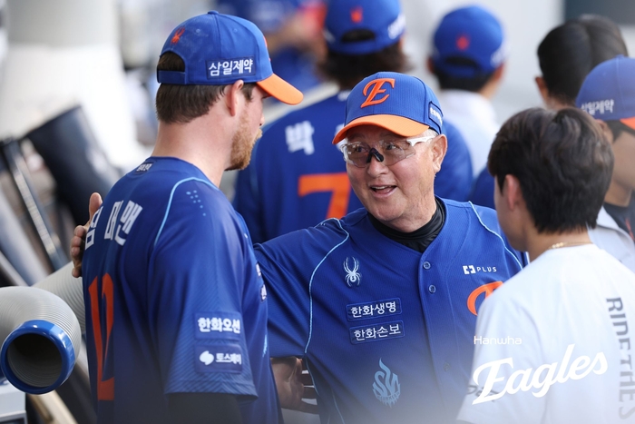“오늘이 마지막 경기” <b>김경문 감독</b>, 한화와 <b>작별</b> 직접 발표…“팬들께...